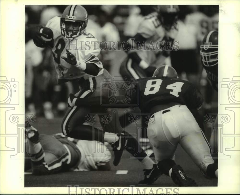 1993 Press Photo St Augustine football player Kareem Evans scrambles in a game- Historic Images