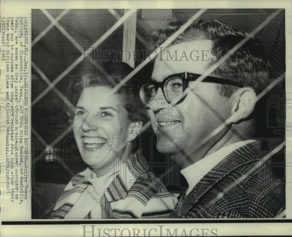 1968 Press Photo Golfer Mason Rudolph &amp; Mrs Allen Eskind walk along fence in FL- Historic Images