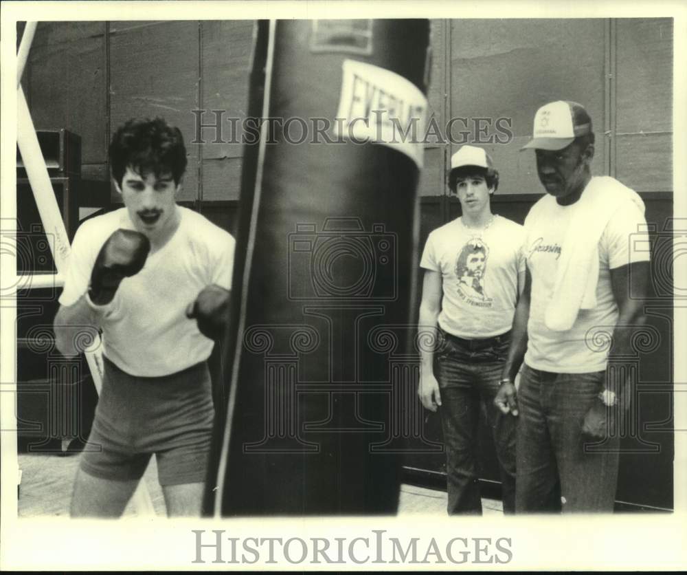 1978 Press Photo Boxer Mike Rossman attacks punching bag during workout- Historic Images