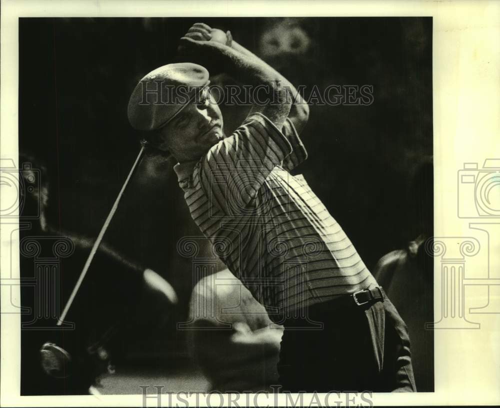 1984 Press Photo Golfer Larry Rinker watches his tee shot during a tournament- Historic Images