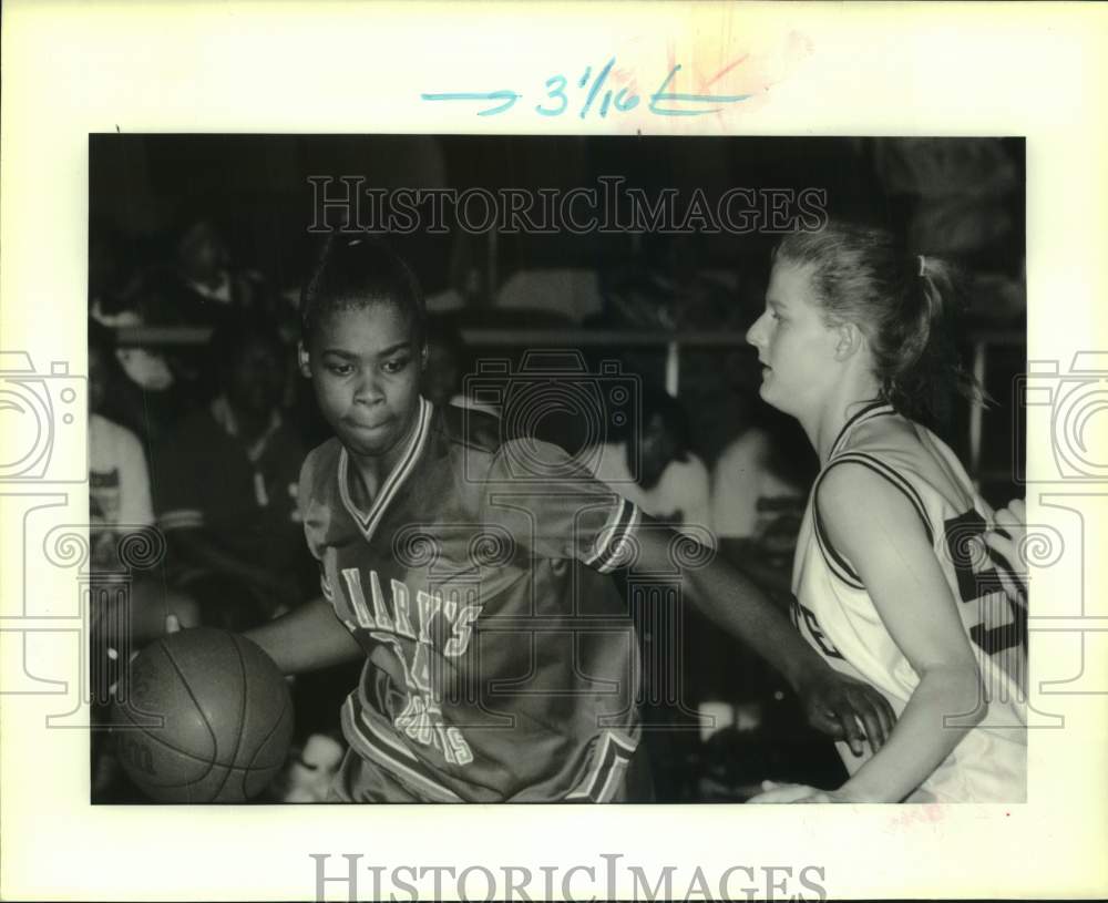 Press Photo St Mary basketball player Twalla Powell drives past Chalmette&#39;s #50- Historic Images