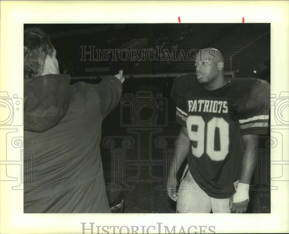 1989 Press Photo John Curtis football linebacker Bobby Powers listens to coach- Historic Images