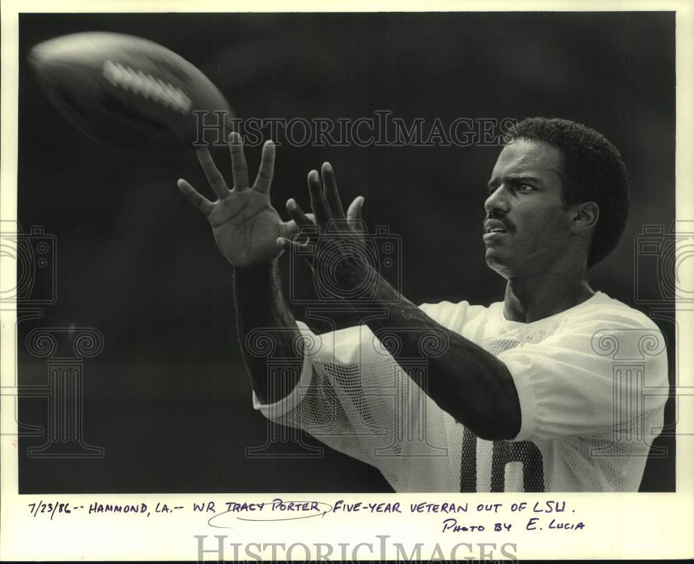 1986 Press Photo New Orleans Saints football player Tracy Porter catches pass- Historic Images