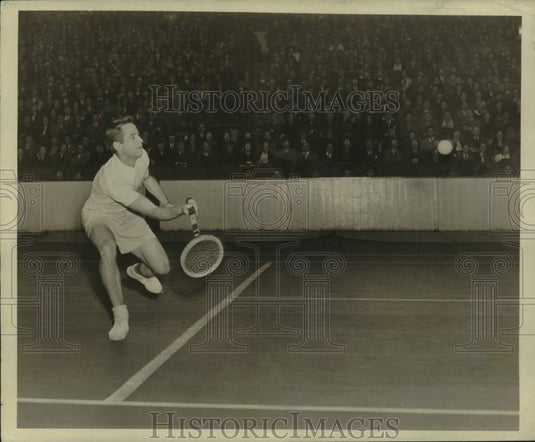 Press Photo Tennis player Bobby Riggs makes a low volley with skill in a match- Historic Images