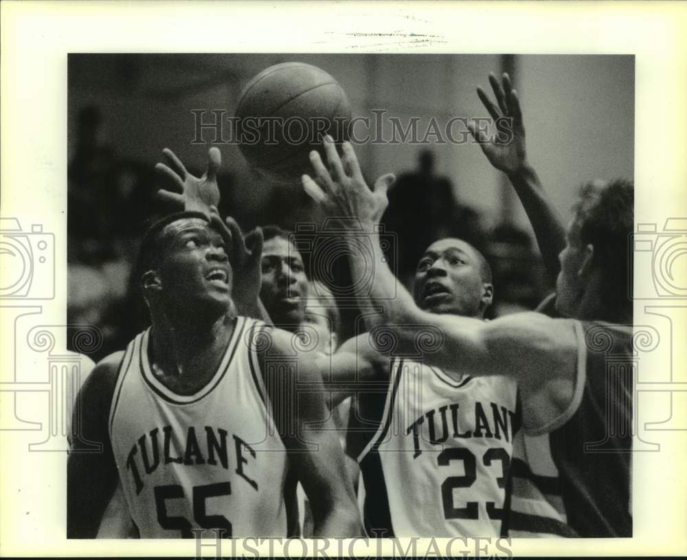 1990 Press Photo Tulane basketball player Anthony Reed fights for loose ball- Historic Images