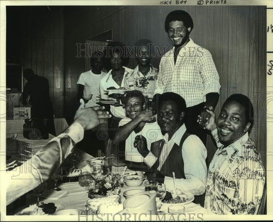 1979 Press Photo New Orleans Saints football player Don Reese talks with inmates- Historic Images