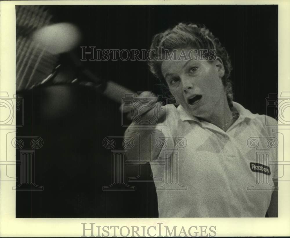 1985 Press Photo Tennis player Kathy Rinaldi returns shot in a match - nos31458- Historic Images