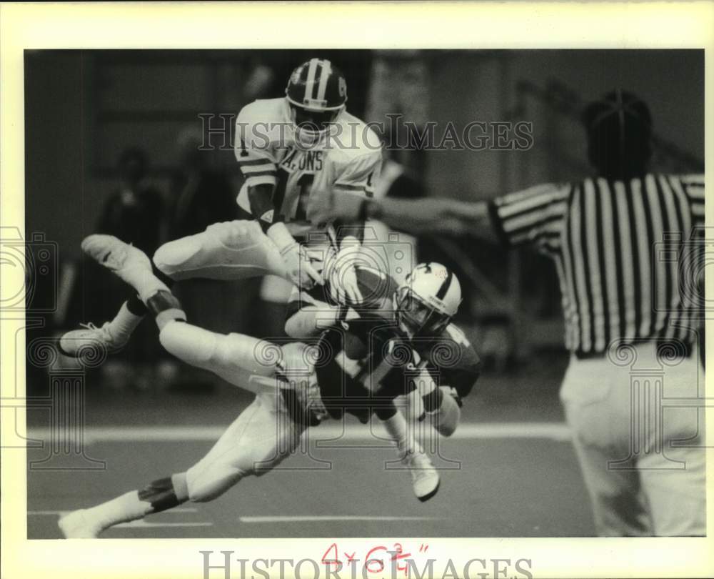 1989 Press Photo Tulane football player Mike Riley makes interception in game- Historic Images