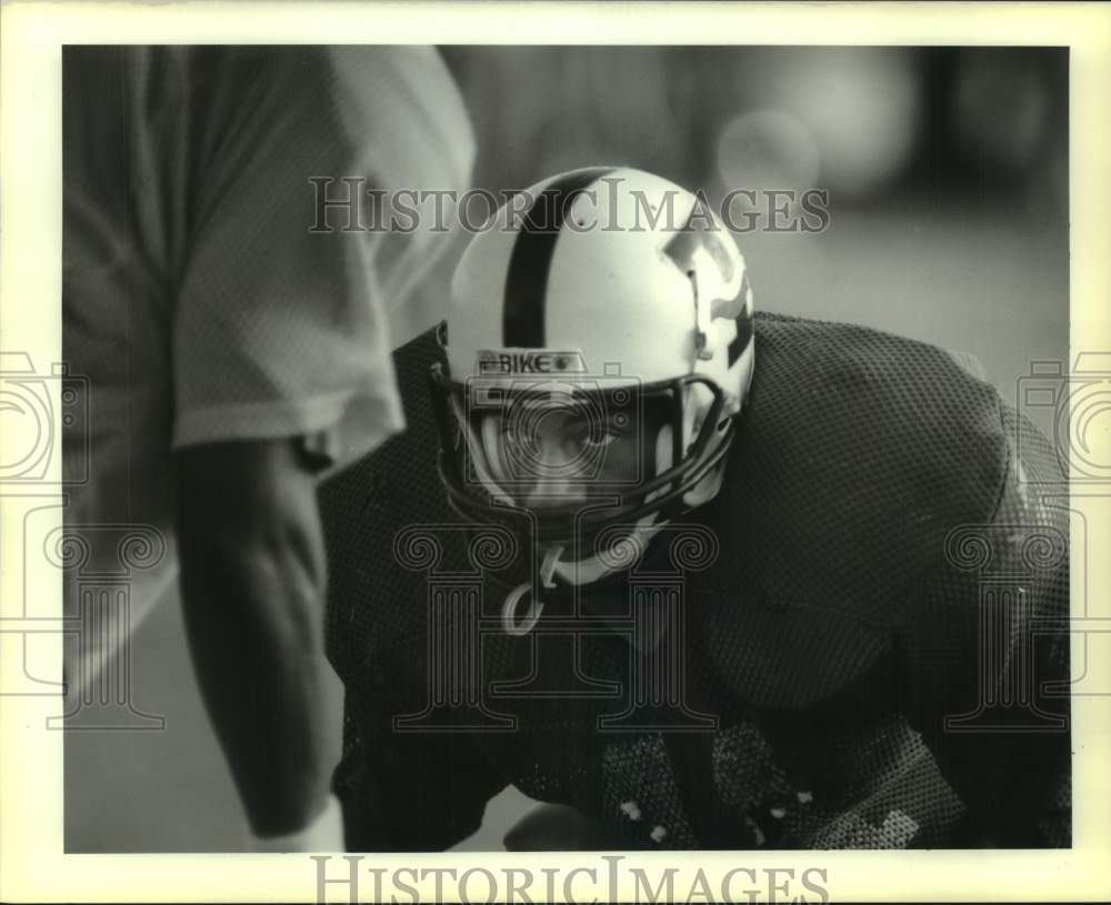 1989 Press Photo Tulane football player Mike Riley looks focused in practice- Historic Images