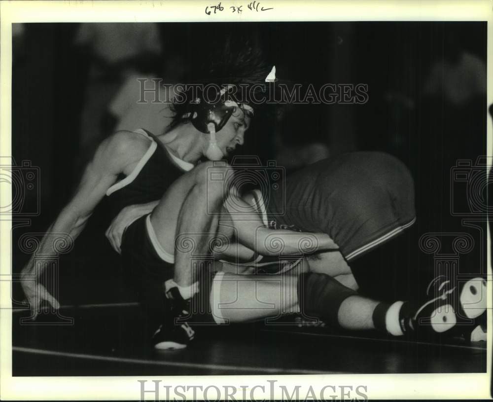 1990 Press Photo Jesuit wrestler Clint Rivet battles Chris Menard in Big 8 match- Historic Images