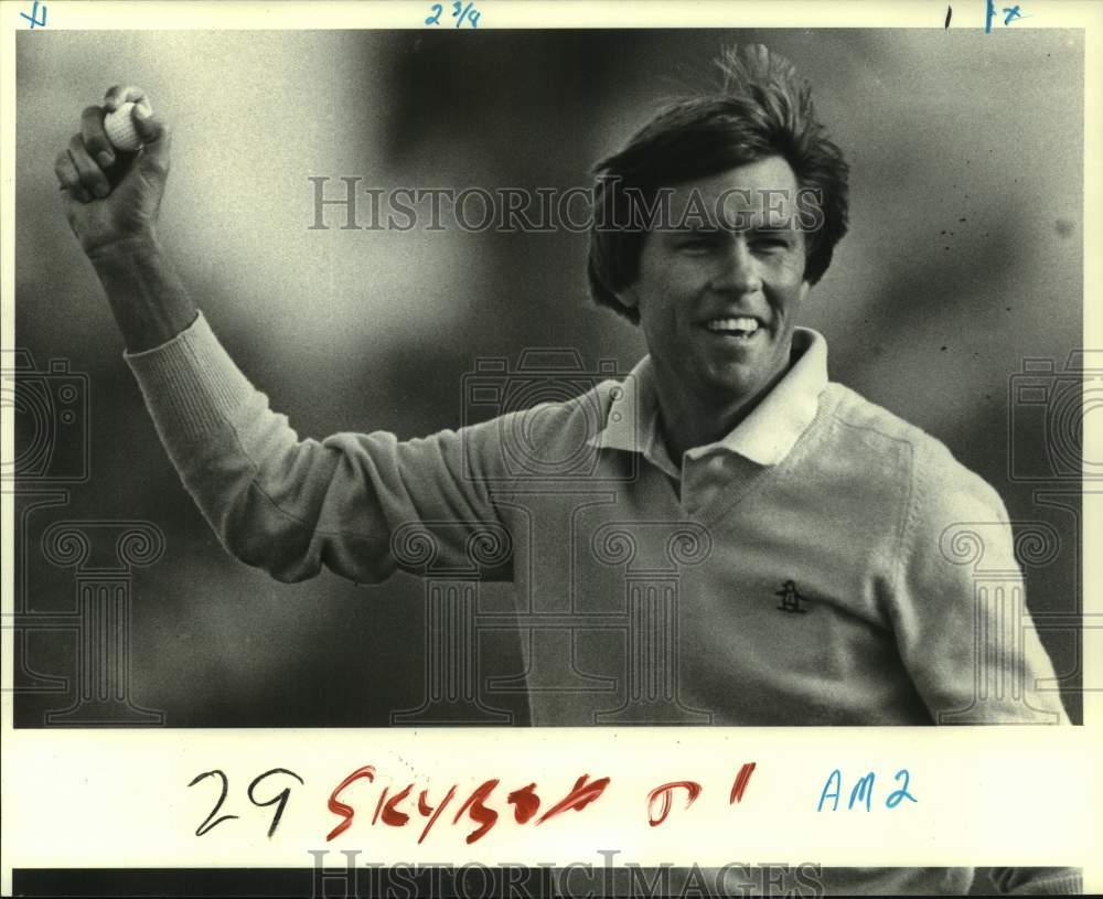 1983 Press Photo Golfer Bill Rogers smiles after putt in New Orleans Open- Historic Images