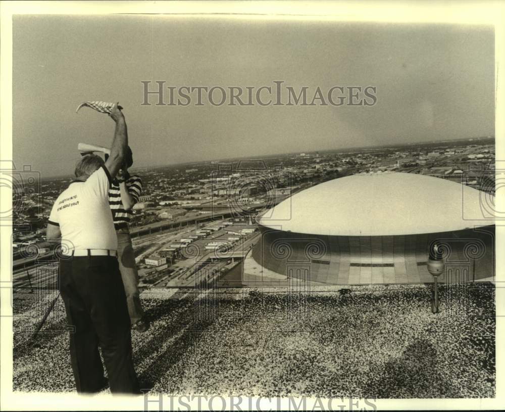1978 Press Photo Golfer Floyd Rood stands on building overlooking Superdome- Historic Images