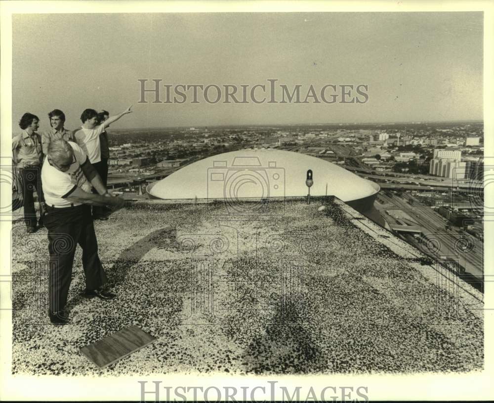 1978 Press Photo Golfer Floyd Rood attempts to hit golf ball over Superdome roof- Historic Images