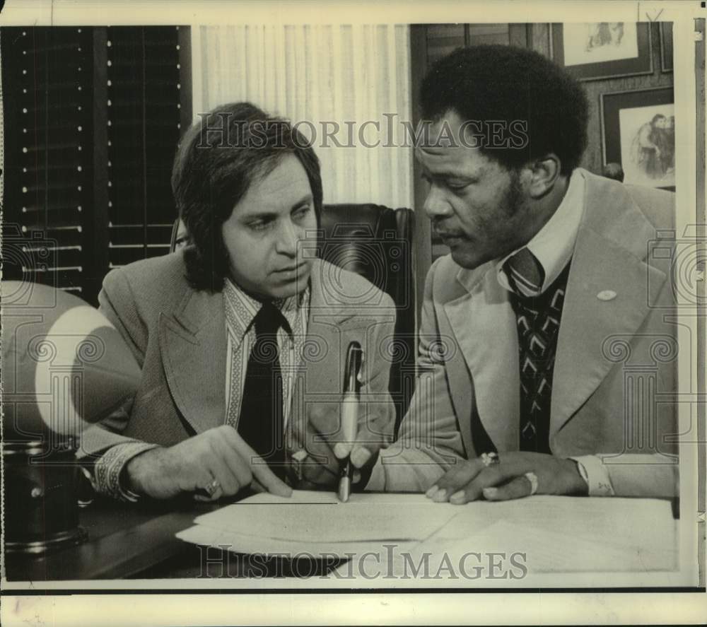 1973 Press Photo Minnesota Vikings football player Carl Eller, agent Al Ross- Historic Images