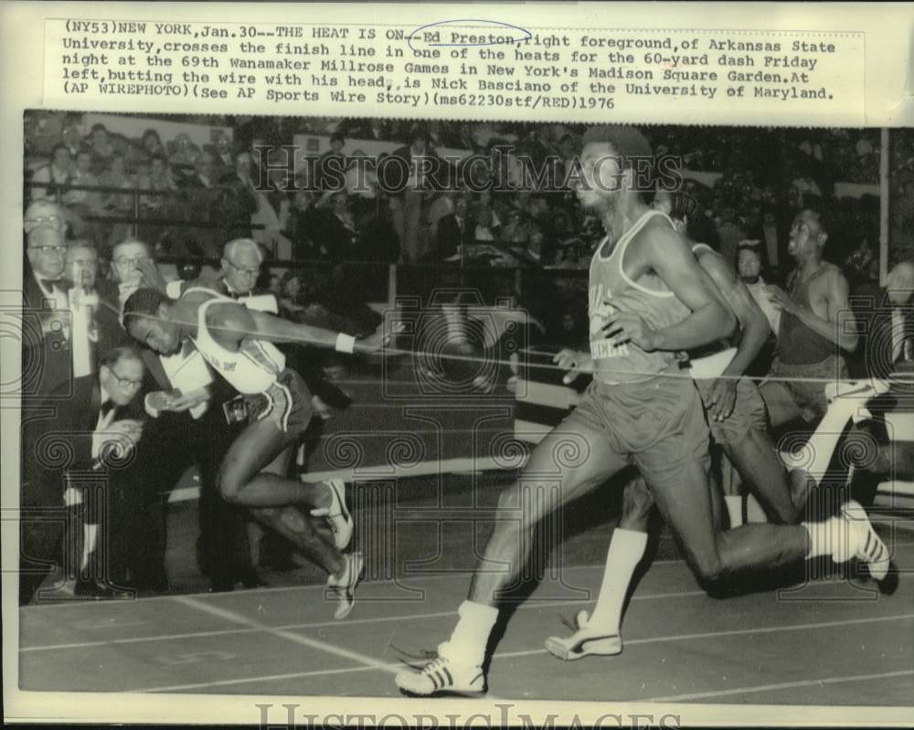 1976 Press Photo Runners during the 60-yard dash at the Millrose Games in NY- Historic Images