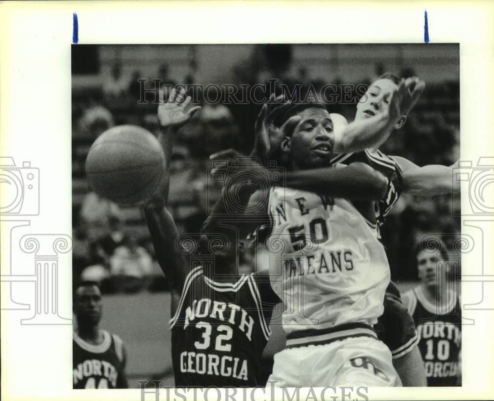 1990 Press Photo North Georgia and New Orleans play college basketball- Historic Images