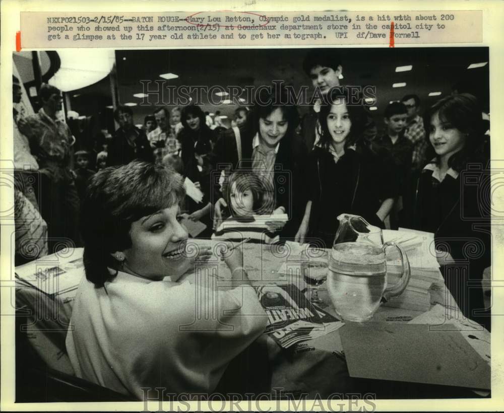 1985 Press Photo Olympic gymnastics star Mary Lou Retton and fans - nos31612- Historic Images