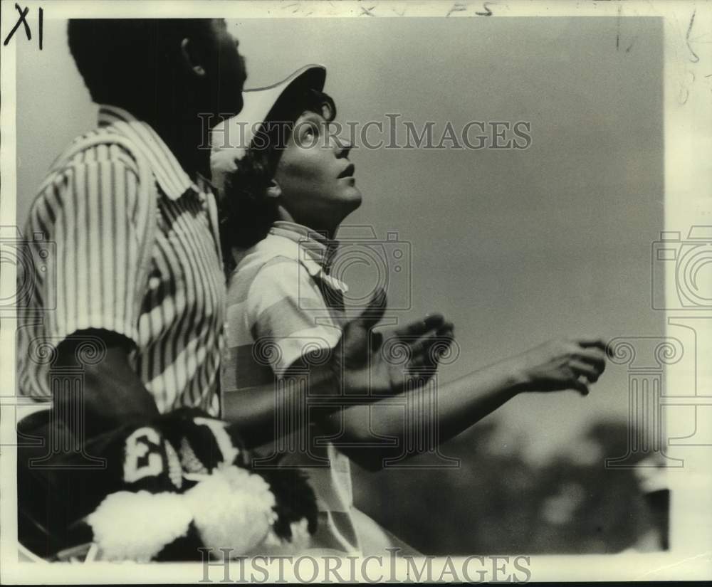 1975 Press Photo Golfer Jane Rosen and caddie - nos31623- Historic Images