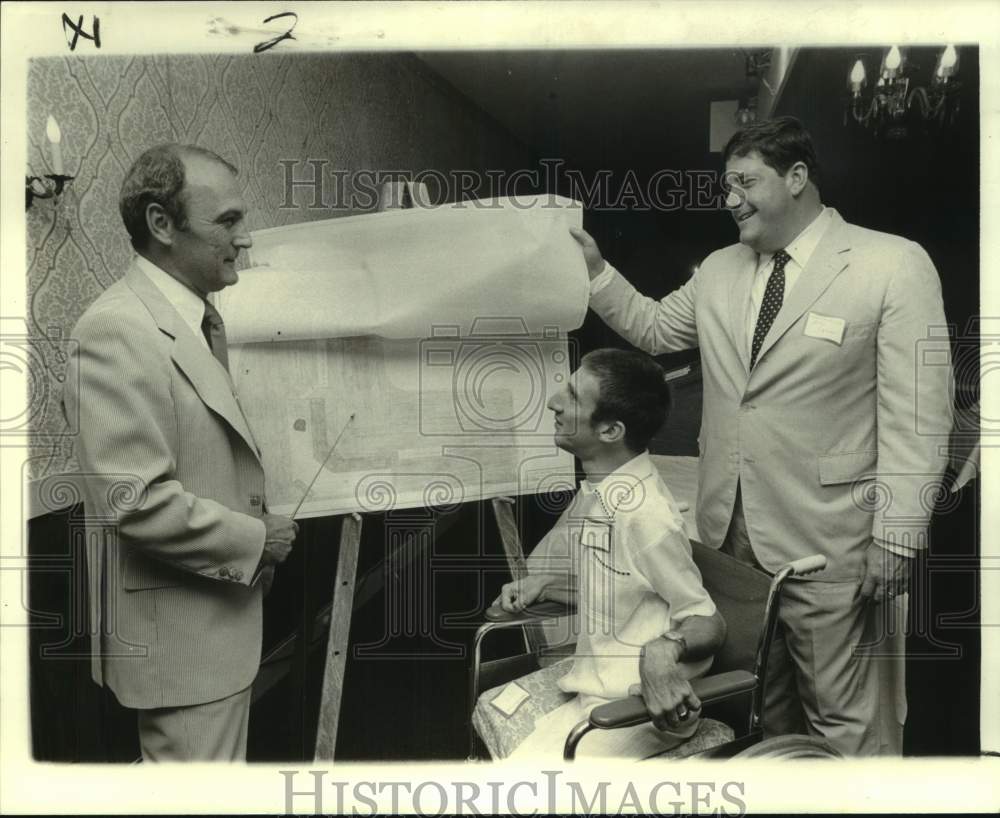 1979 Press Photo Tulane baseball supporters look at plans for a new stadium- Historic Images