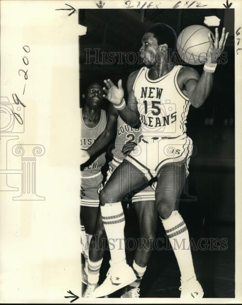 1977 Press Photo New Orleans Basketball Player Rico Weaver - nos31729- Historic Images