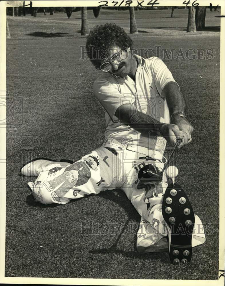 1980 Press Photo Golfer Wedgy Winchester Demonstrates &quot;Foot Shot&quot; - nos31737- Historic Images