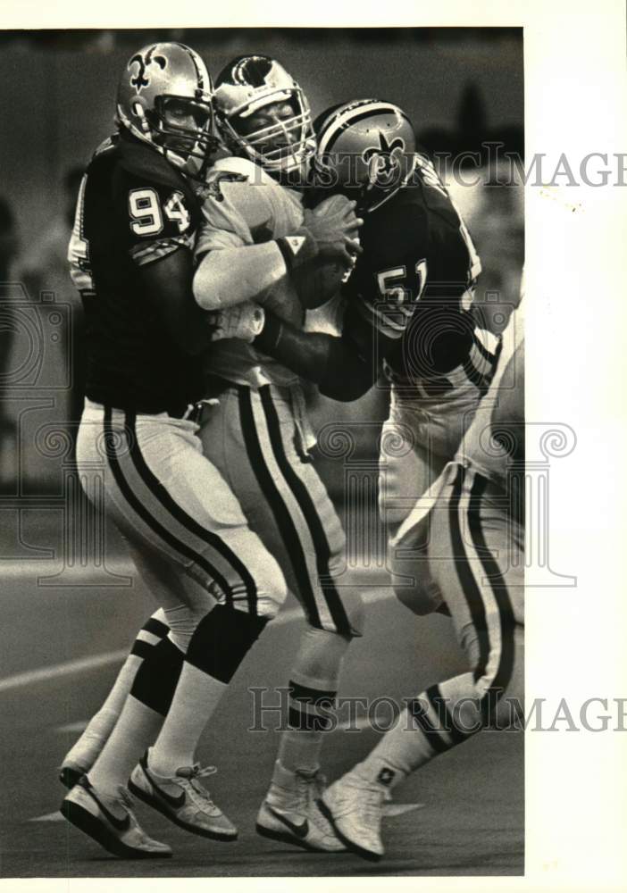 1985 Press Photo Jim Wilks, Whitney Paul in Saints vs. Eagles Football Game- Historic Images