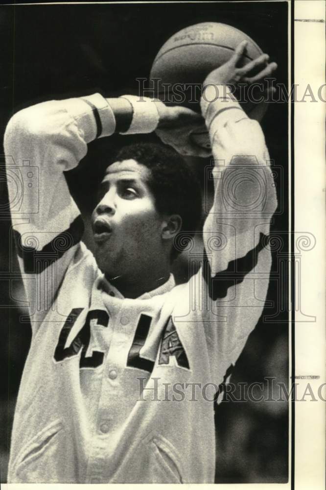 1973 Press Photo Forward Keith Wilkes, UCLA Basketball Player Taking Warmup Shot- Historic Images