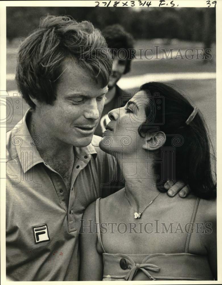 1980 Press Photo Golfer Tom Watson Kissed by Wife Linda - nos31856- Historic Images