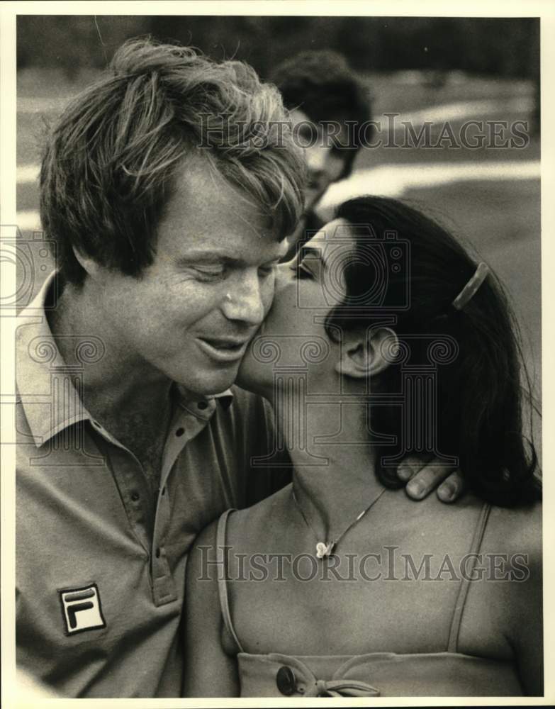 1980 Press Photo Golfer Tom Watson Kissed by Wife Linda - nos31857- Historic Images