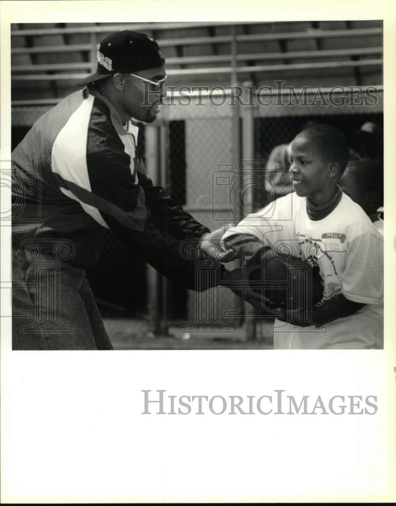 1995 Press Photo Lionel Washington Teaching at River Parishes Pro Football Camp- Historic Images