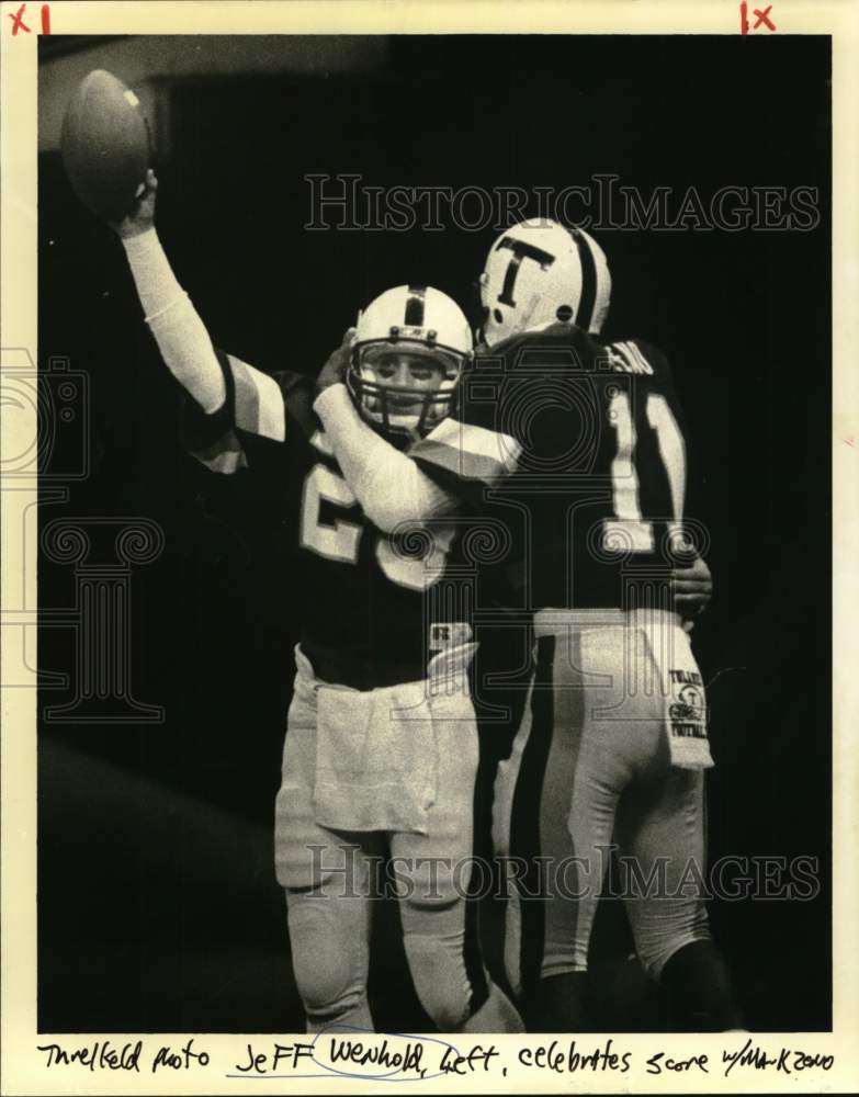 1985 Press Photo Football Player Jeff Wenhold Celebrates Score with Mark Zeno- Historic Images
