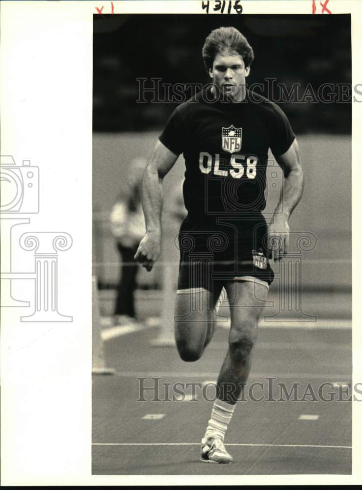 1986 Press Photo NFL Hopeful Jeff Wenzel Timed in 40-Yard Dash - nos31971- Historic Images