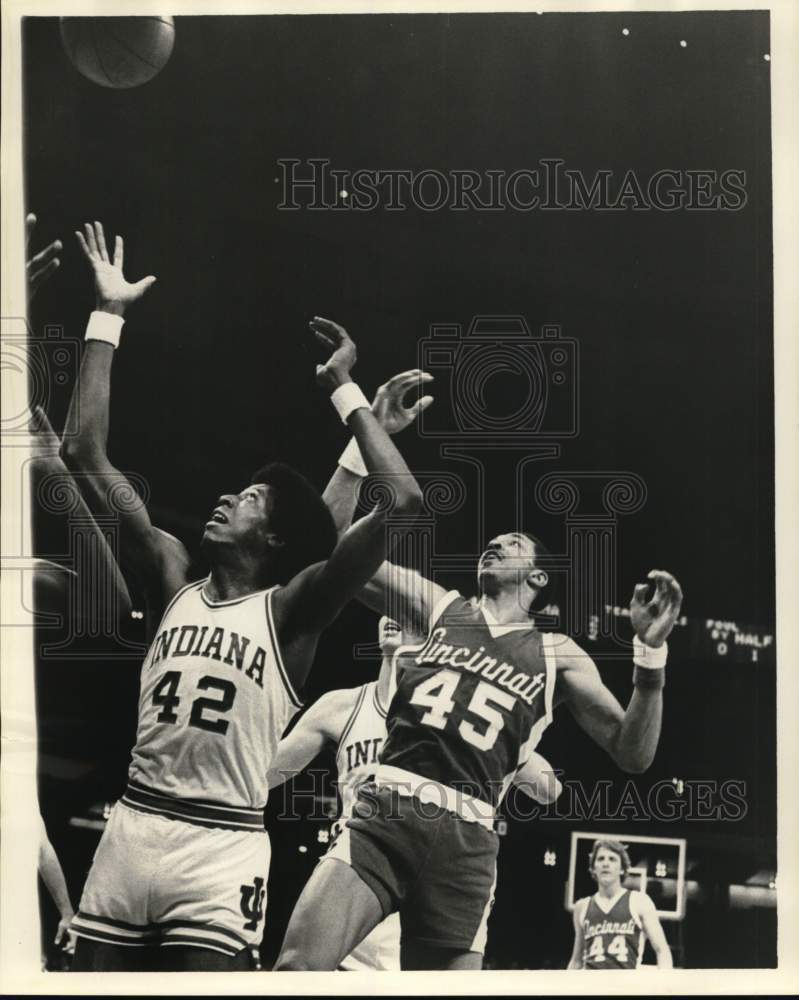 1977 Press Photo Brian Williams in Indiana vs. Cincinnati Basketball Game- Historic Images