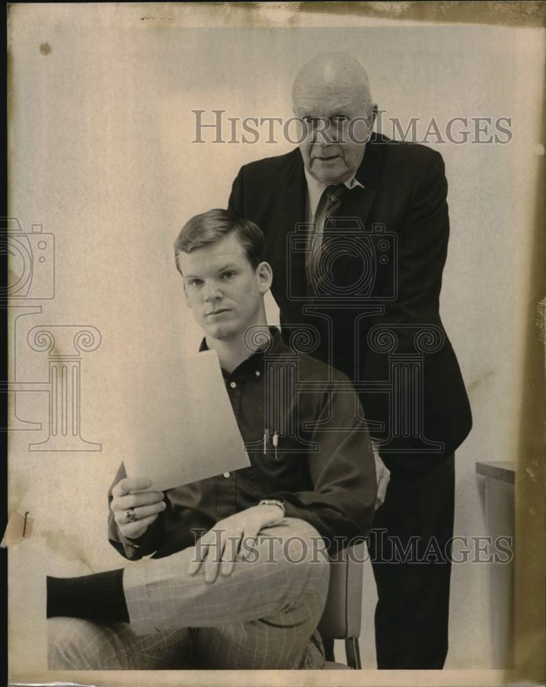 1970 Press Photo Receiver Larry Whatley with A.I. Ratcliff of Dallas Cowboys- Historic Images