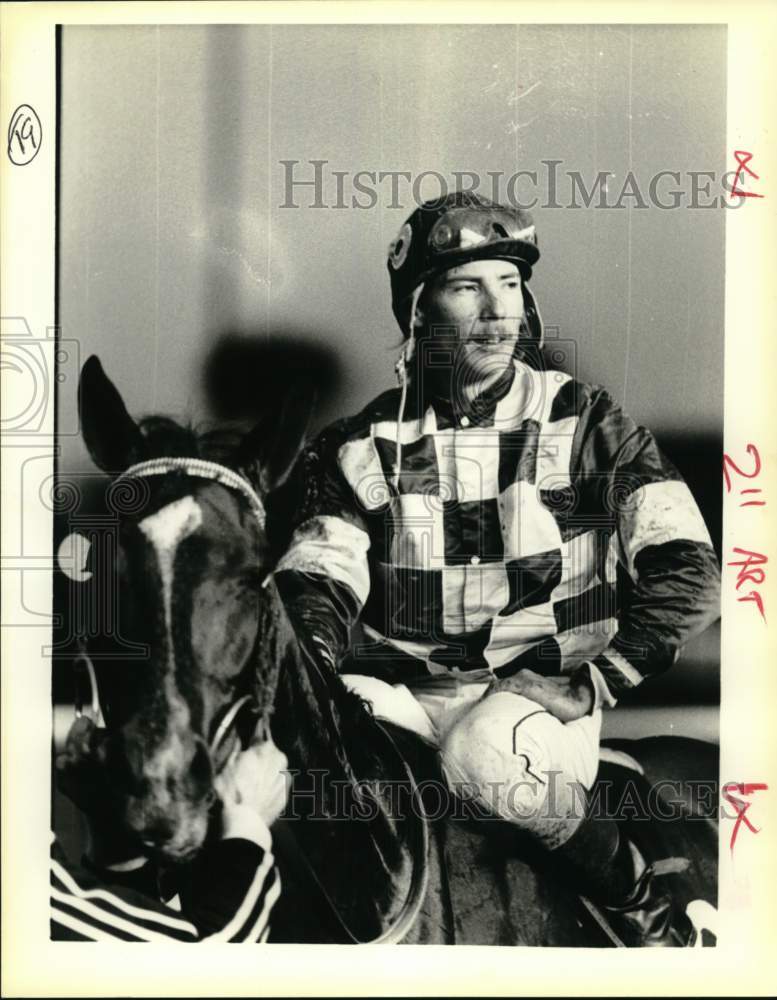 1986 Press Photo Jockey Bobby Walker After Winning &quot;Monty Levine Classic&quot;- Historic Images