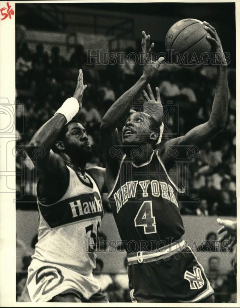 1984 Press Photo Tree Rollins, Darrell Walker in Hawks vs. Knicks Basketball- Historic Images