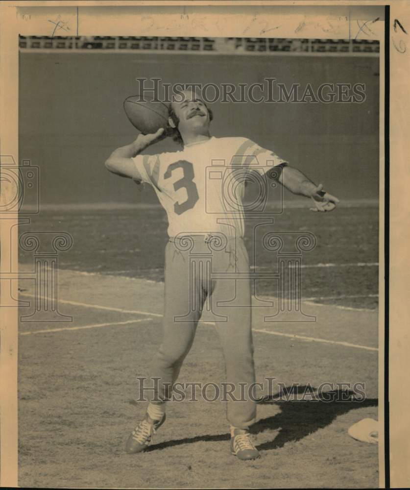 1974 Press Photo Miami Football Kicker Garo Yepremian During Workout - nos32243- Historic Images