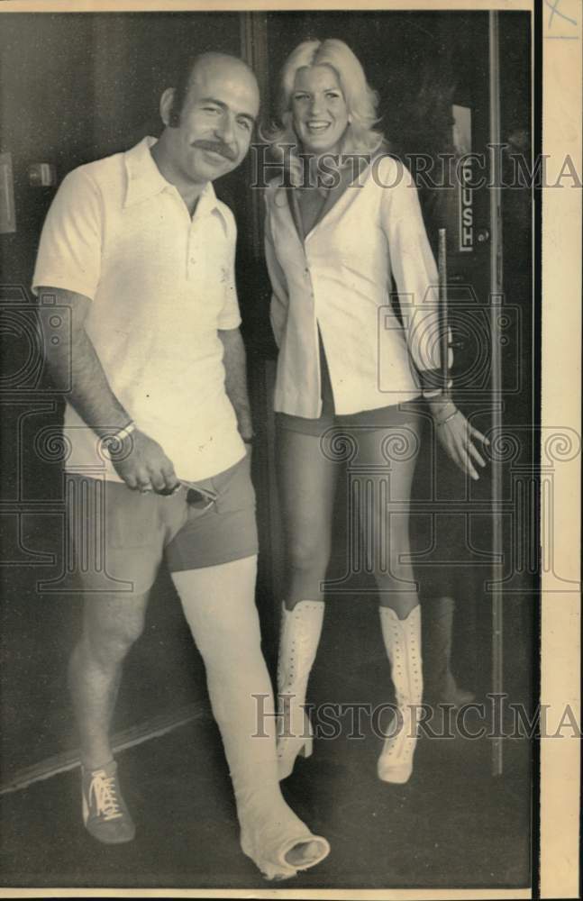 1974 Press Photo Garo Yepremian of Miami Dolphins with Leg in Cast - nos32284- Historic Images