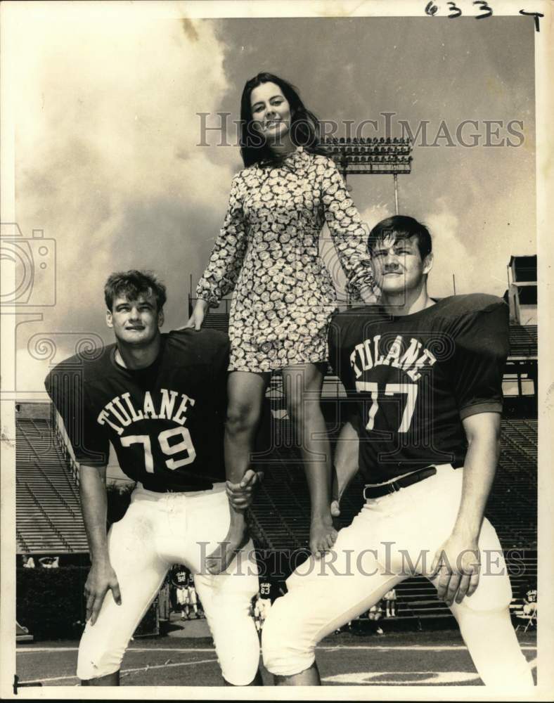 1970 Press Photo Tulane Defensive Tackles Bob Waldron, Mike Walker with Co-Ed- Historic Images