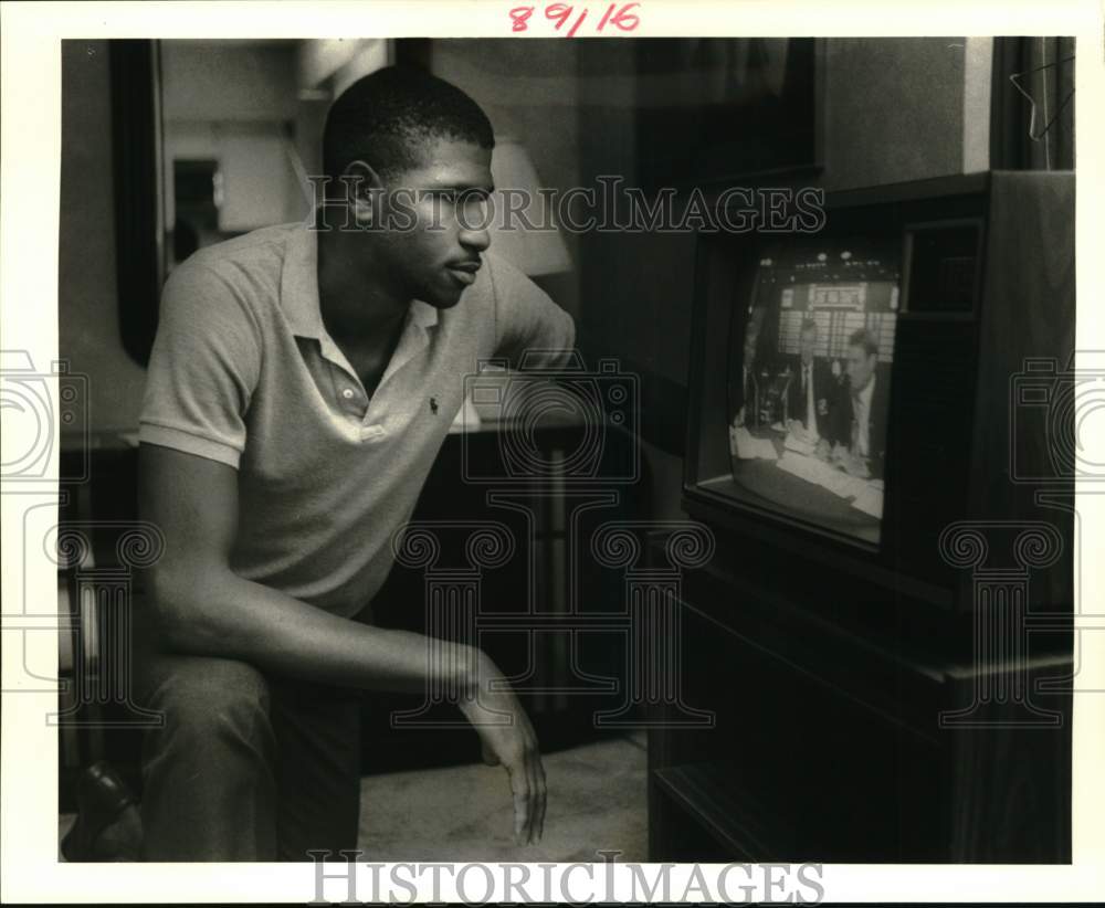 1987 Press Photo Nikita Wilson, LSU Basketball Player Watching Television- Historic Images