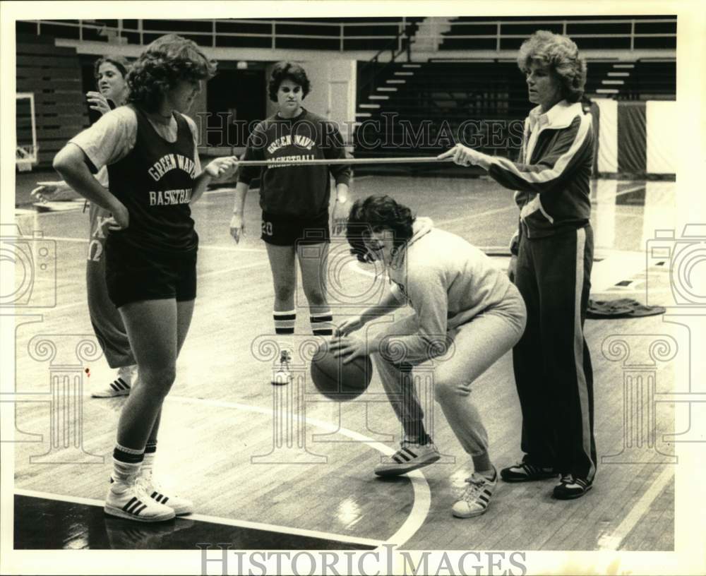 1981 Press Photo Tulane Women&#39;s Basketball Coach Julia Yeater at Practice- Historic Images