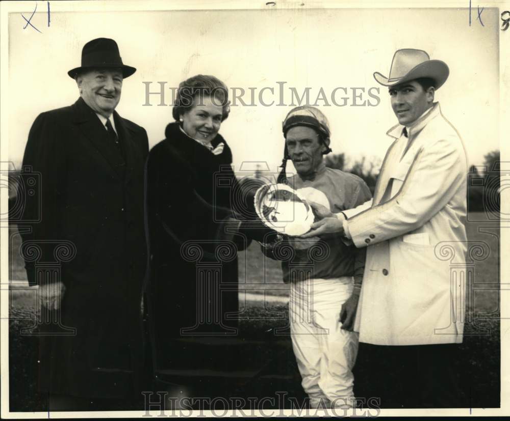 1969 Press Photo Presentation of Pan Zareta Stakes After Win of &quot;Copper Canyon&quot;- Historic Images