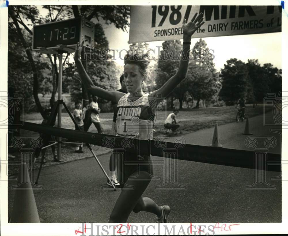 1987 Press Photo Brenda Webb Finishing First in Milk Run at Audubon Park- Historic Images