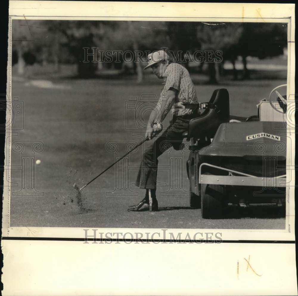 1975 Press Photo Paraplegic Golfer Dennis Walters - nos32457- Historic Images