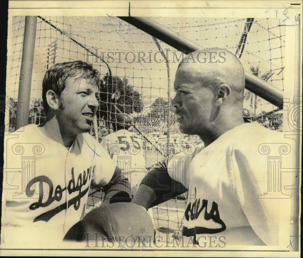 1970 Press Photo Maury Wills with Teammate at Los Angeles Dodgers Training Camp- Historic Images