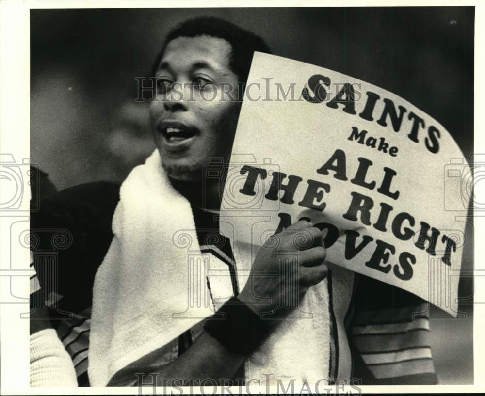 1983 Press Photo New Orleans Saints&#39; Wayne Wilson on Sidelines at Tampa Bay Game- Historic Images