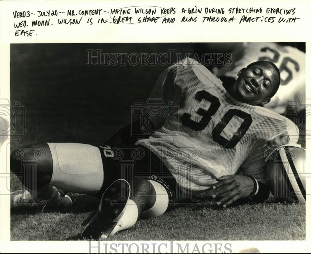 1988 Press Photo Wayne Wilson of New Orleans Saints Doing Stretching Exercises- Historic Images