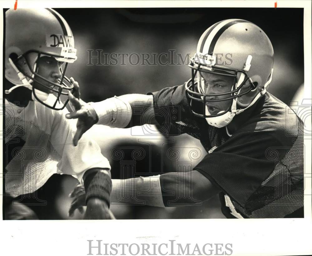 1987 Press Photo Dave Waymer of New Orleans Saints Fighting off Stacey Dawsey- Historic Images