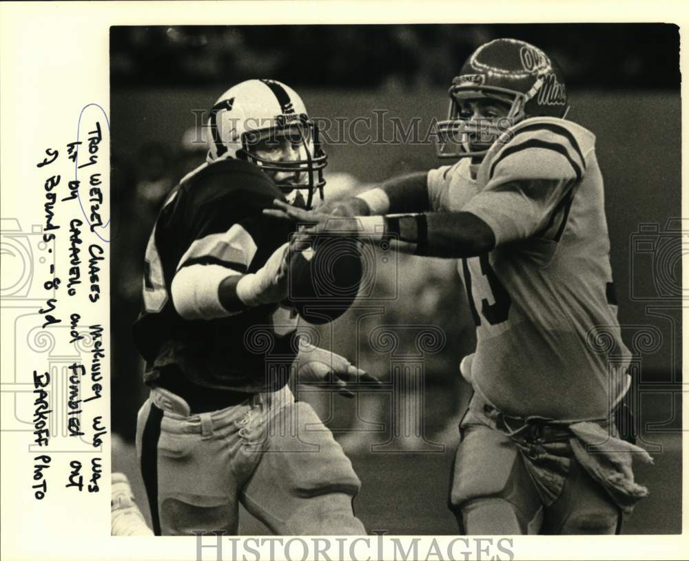 1985 Press Photo Troy Wetzel Chasing McKinney in Football Game - nos32686- Historic Images