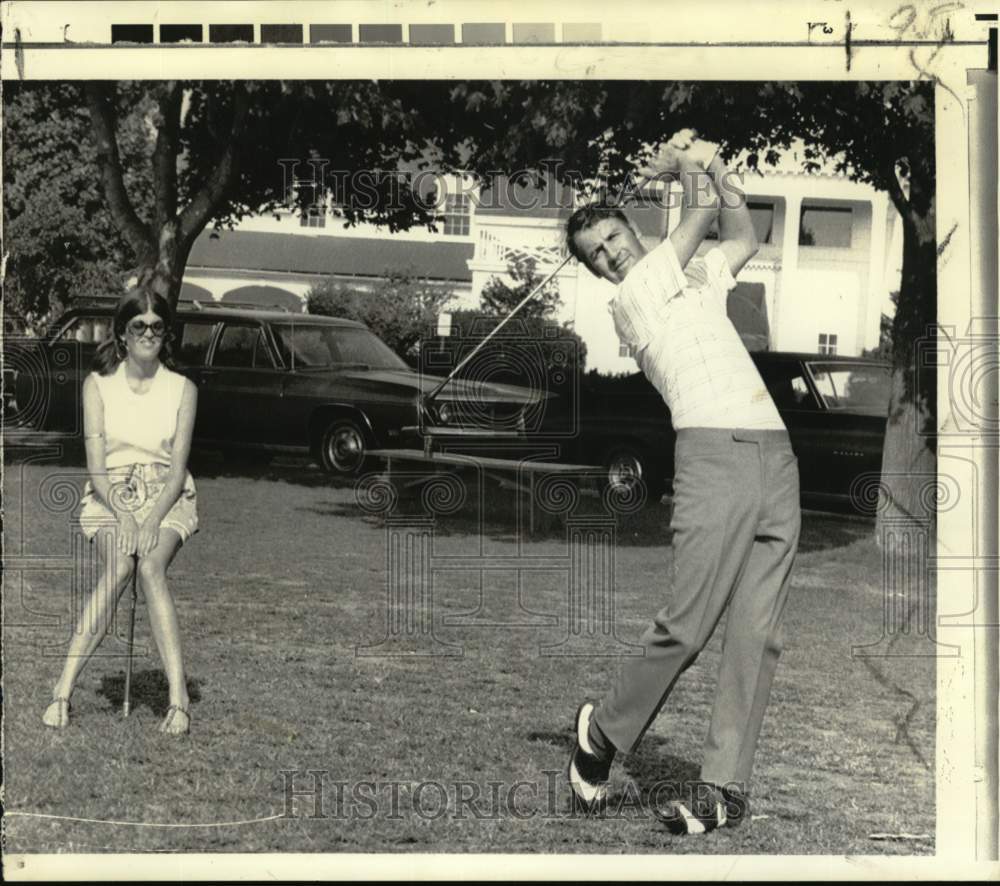 1970 Press Photo Golfer John Wells &amp; Wife at Plainfield, New Jersey Club- Historic Images